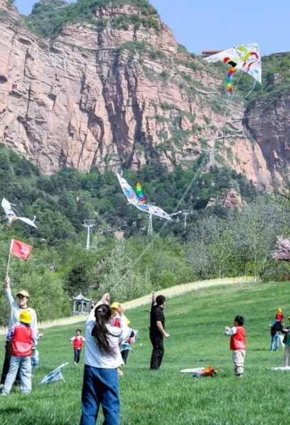 景区根据不同的市场需求打造了十余项节庆旅游产品,并推出了门票半价