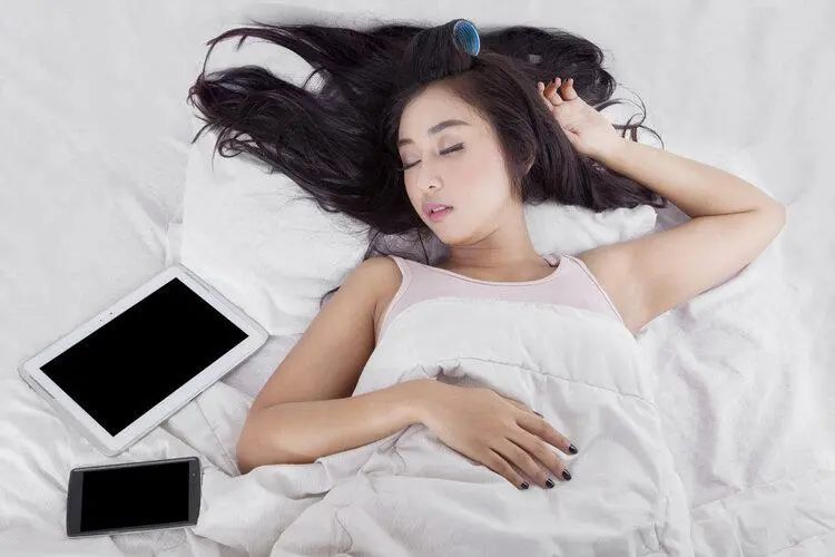 喜欢睡前玩手机的人,警惕这些健康问题找上门