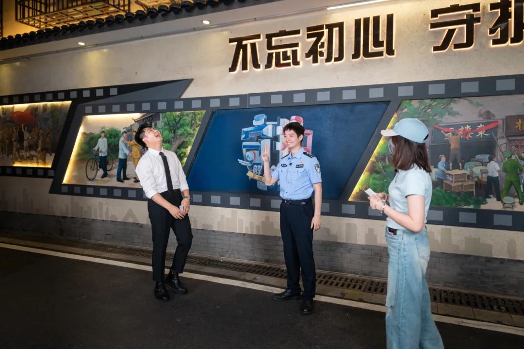 昨晚,坡子街派出所门口,吸引了7.2万人关注!