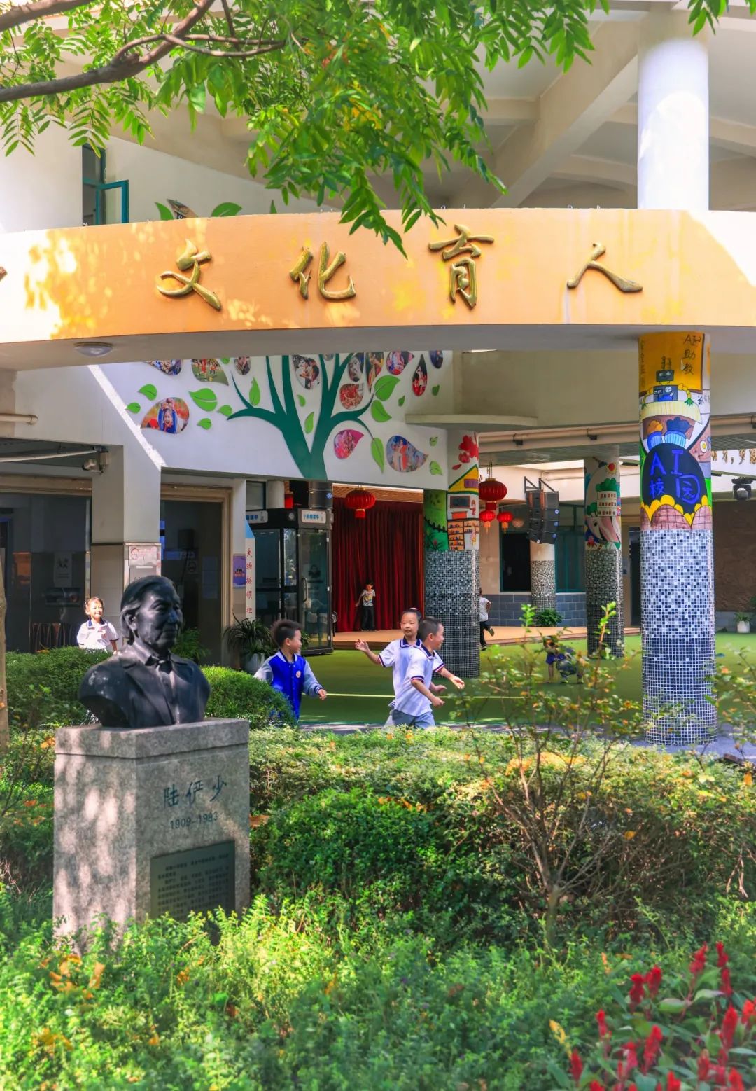 五星红旗,伴着铿锵的国歌声冉冉升起,在晨风中舒展飞扬.