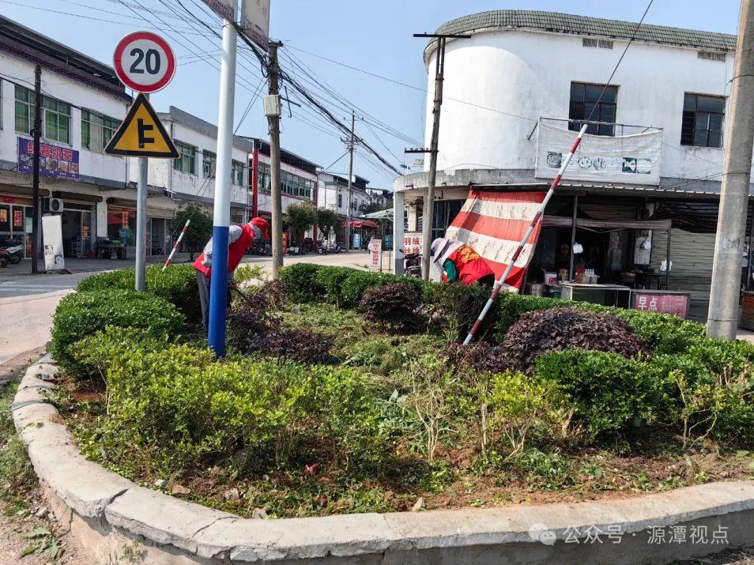 源潭镇棋盘居委会妇联组织开展环境卫生整治活动