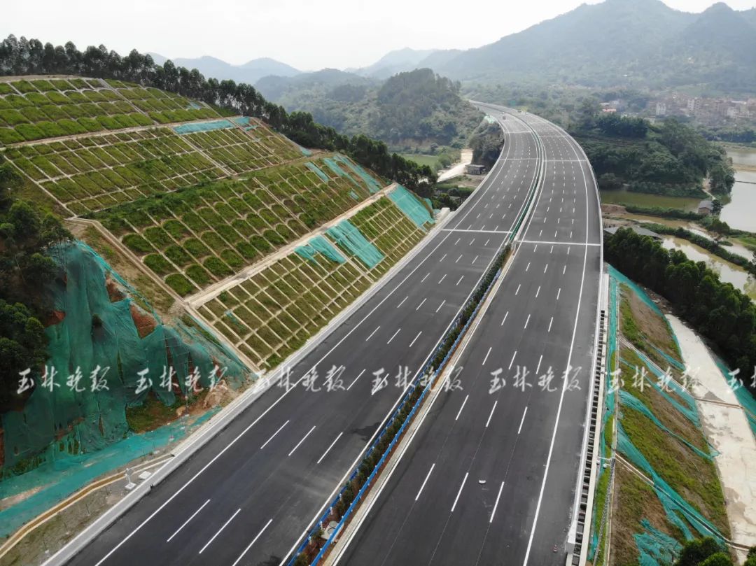 据了解,南玉珠高速公路广西段是广西首条一次性建成双向八车道的高速