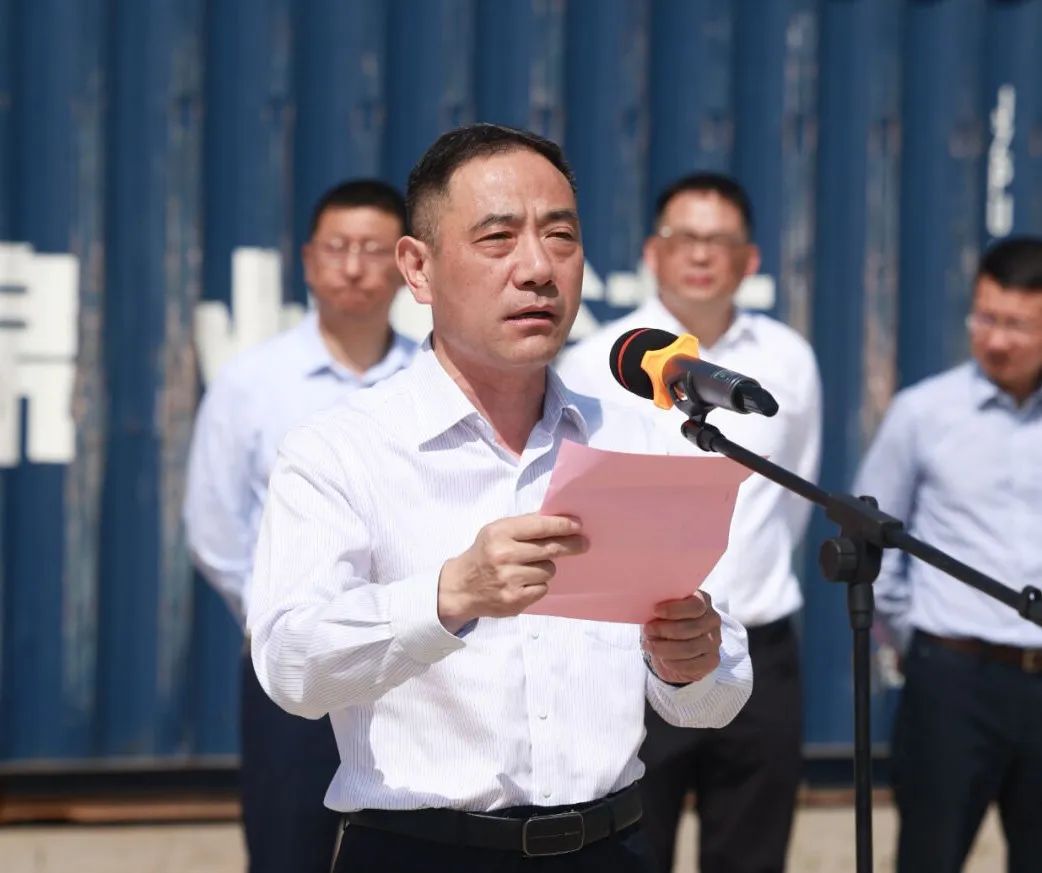 庄德军在致辞中说,市交通控股集团将以更加积极务实的态度,更加开拓