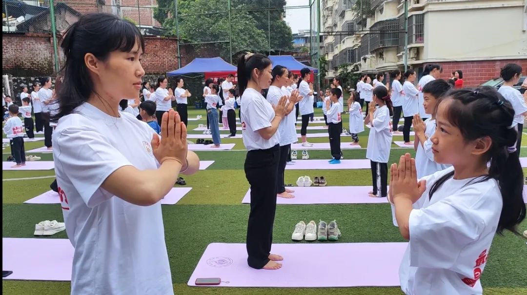 人民医院联合开展"感恩母亲节——浓情五月·母爱永伴" 亲子瑜伽活动