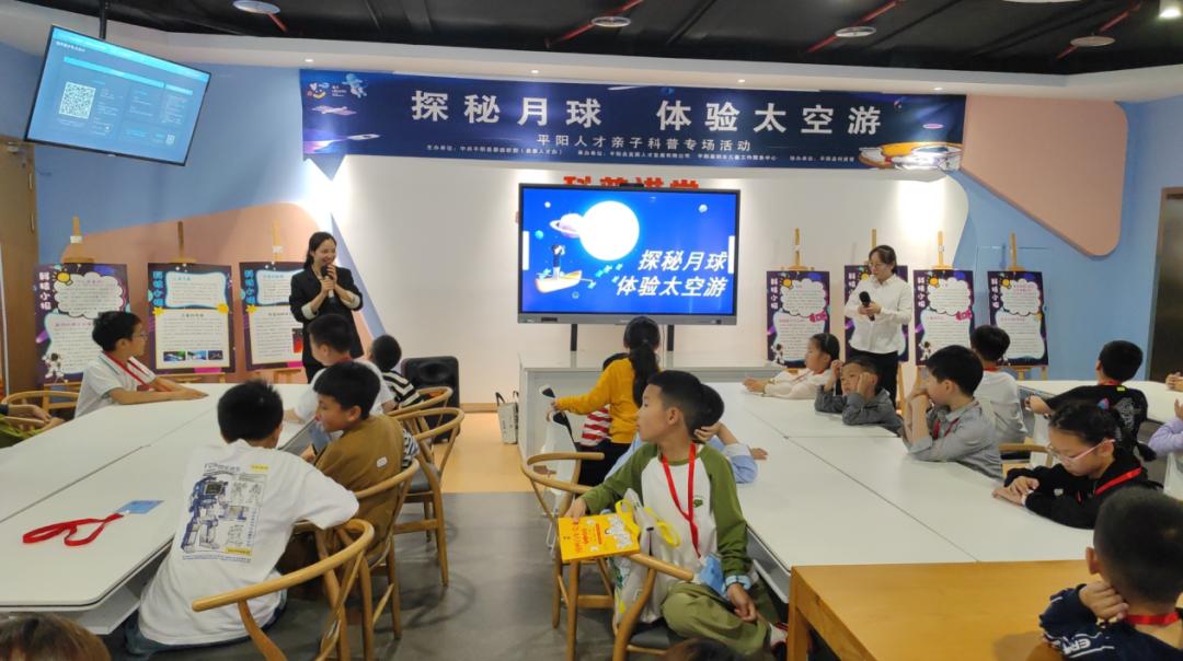 跟随讲解员的步伐,孩子们认真参观了科技馆,认识了通过三个小球同时从