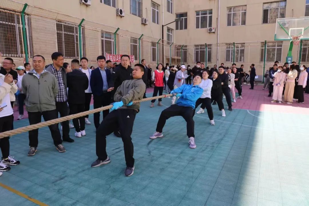 力量满格丨肇州法院组织干警参加县直机关拔河比赛