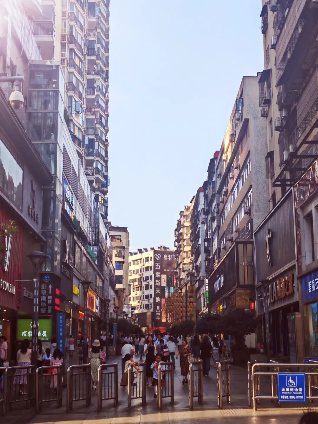 如果是初到十堰的人,逛街计划里很难错过五堰步行街.