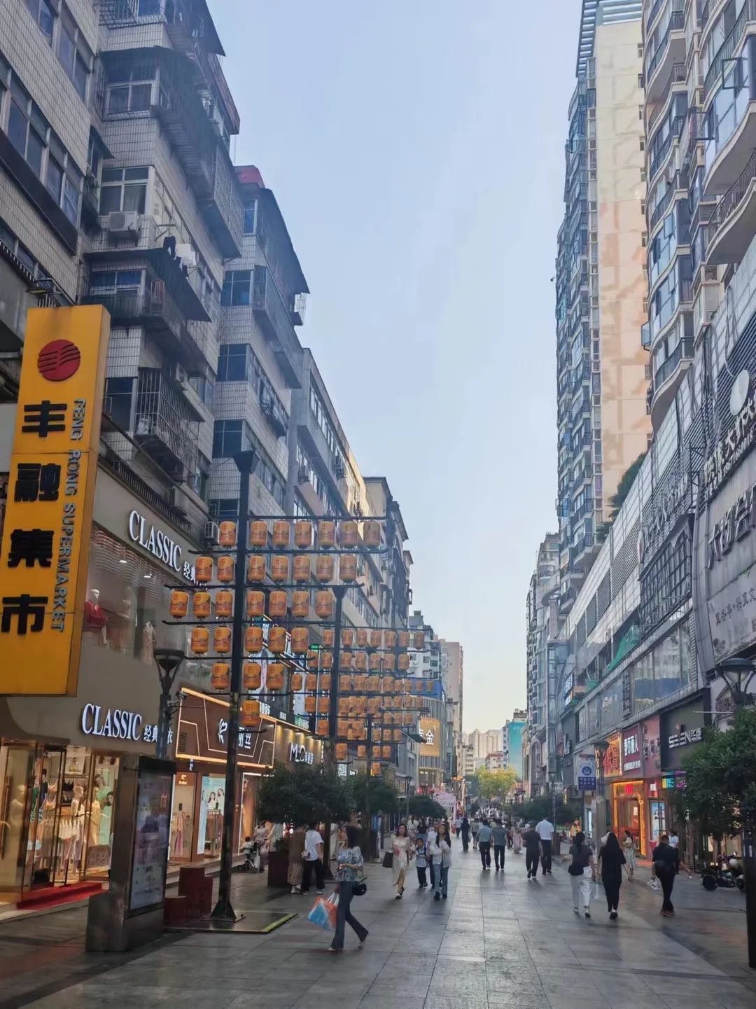 图源/自己拍的如果是初到十堰的人,逛街计划里很难错过五堰步行街.