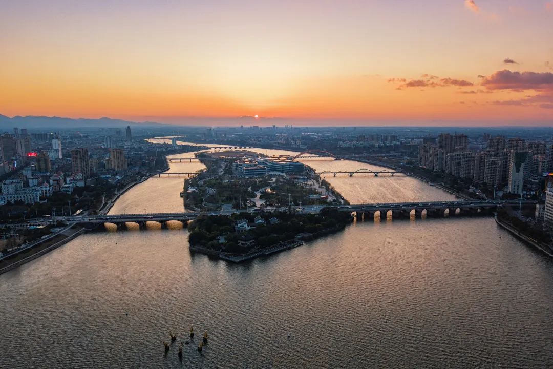 民国二十四年(1935)《浙江粮食之调查》记载,兰溪港"上接衢江,下凭