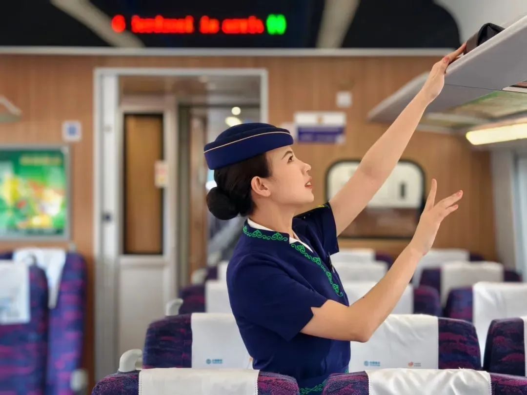 乘务人员加强仪容仪表服务礼仪等方面的学习同时开展应急演练和汉语