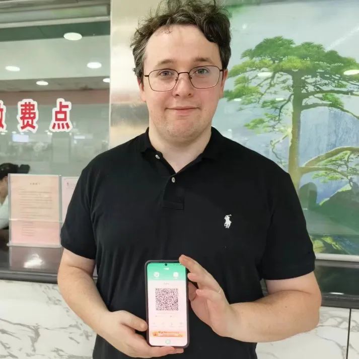 英国的thomas ,办理徐州首张市民卡!