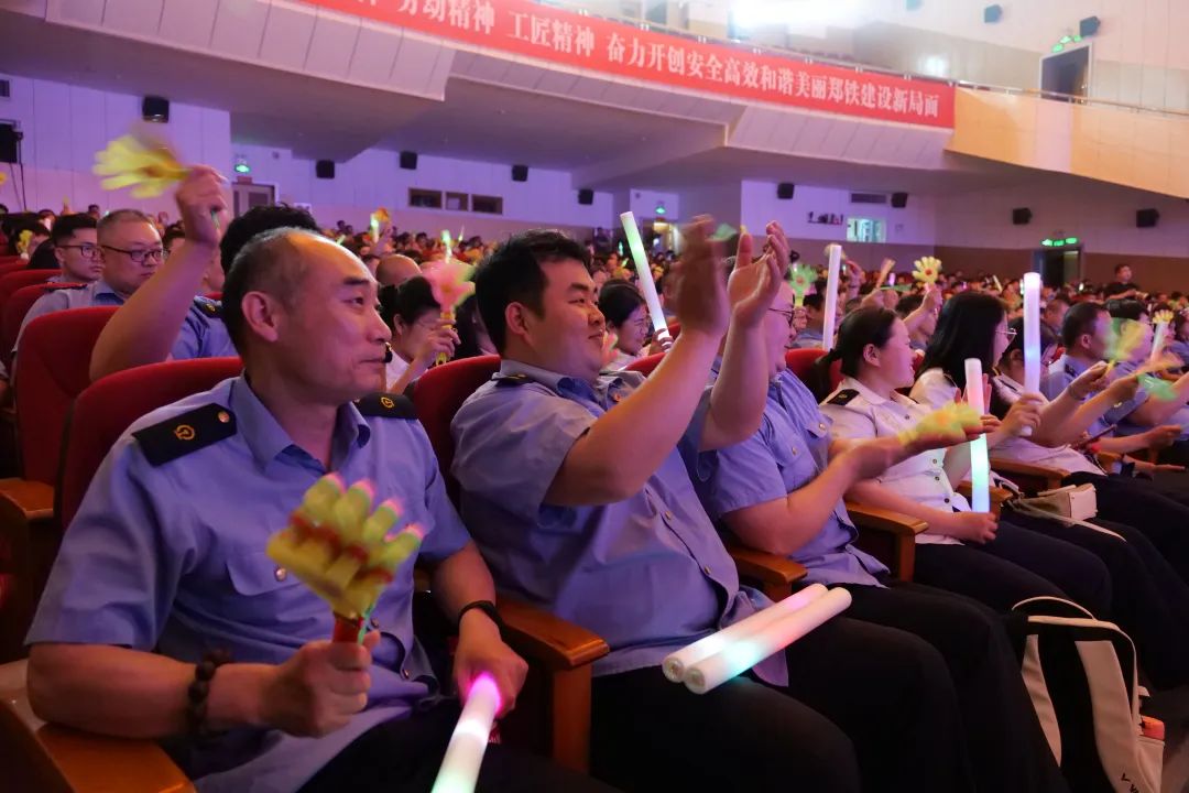 "燃"动现场!中国铁路文工团赴集团公司首场慰问演出圆满成功