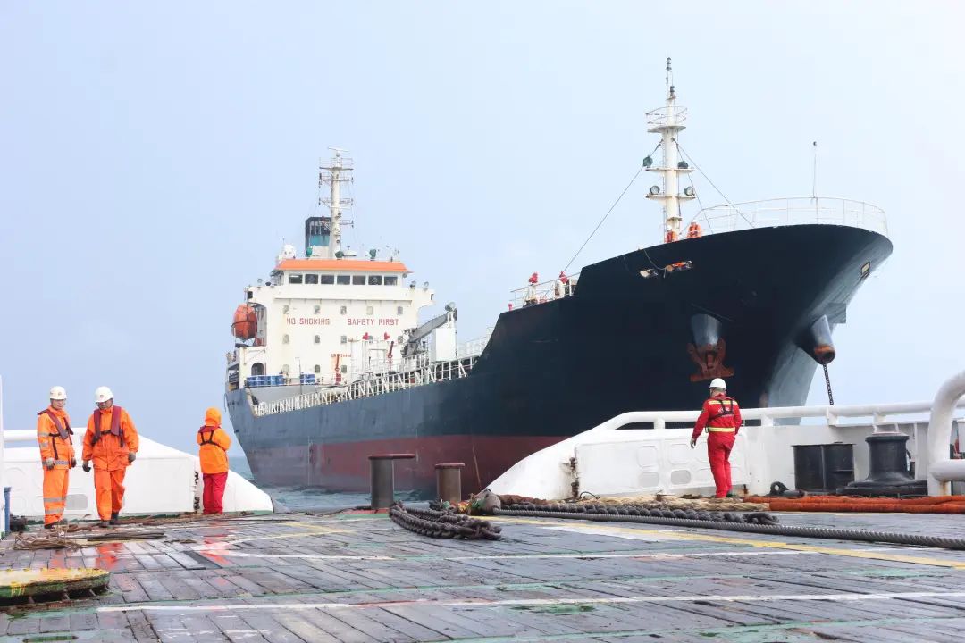 【媒体关注】北部湾一油轮发生险情  "南海救112"轮成功救助全员平安