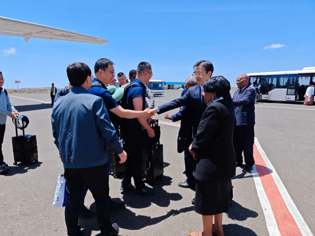 驻厄立特里亚大使与厄卫生部长阿明娜共同迎接第17批