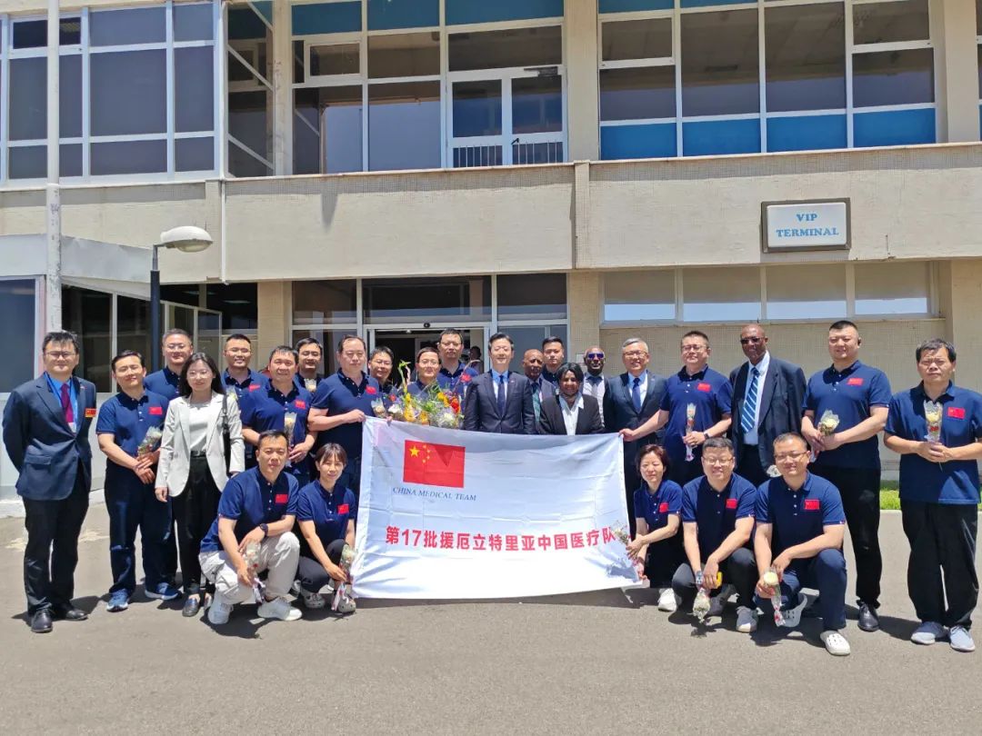 驻厄立特里亚大使与厄卫生部长阿明娜共同迎接第17批