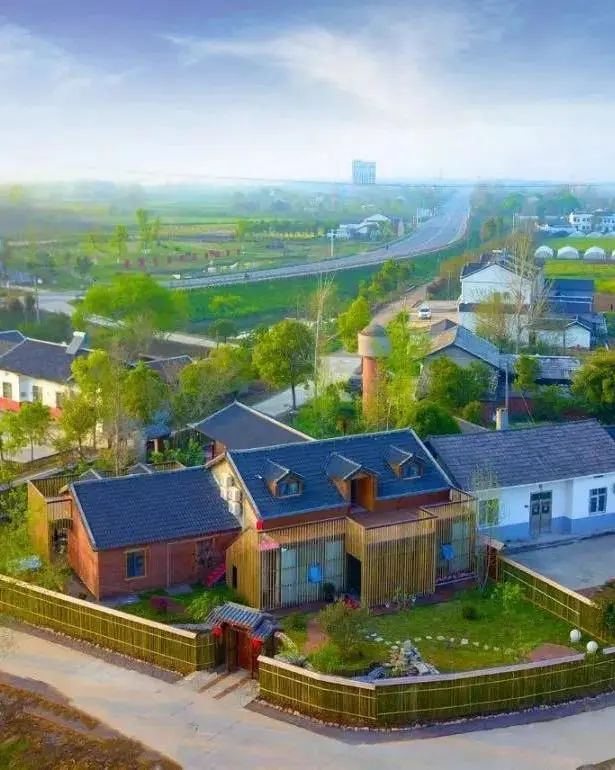 位于湖北省枝江市问安镇同心桥村,在宜昌市知名景点—同心花海景区旁