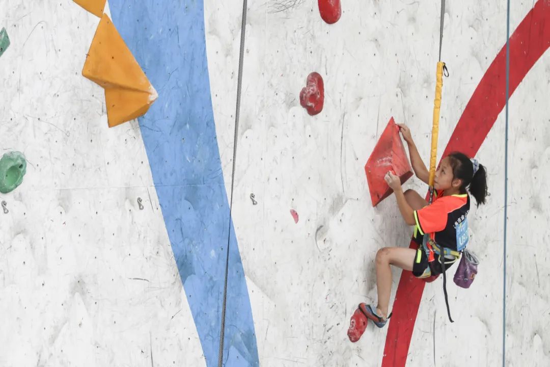 上海是国内开展攀岩运动比较成熟的省市之一.