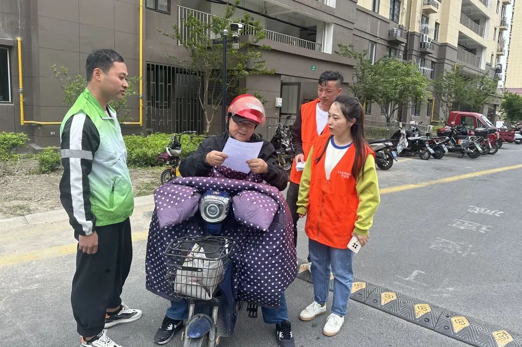 第一时间到居委会报到,积极参与到电动自行车排查工作中