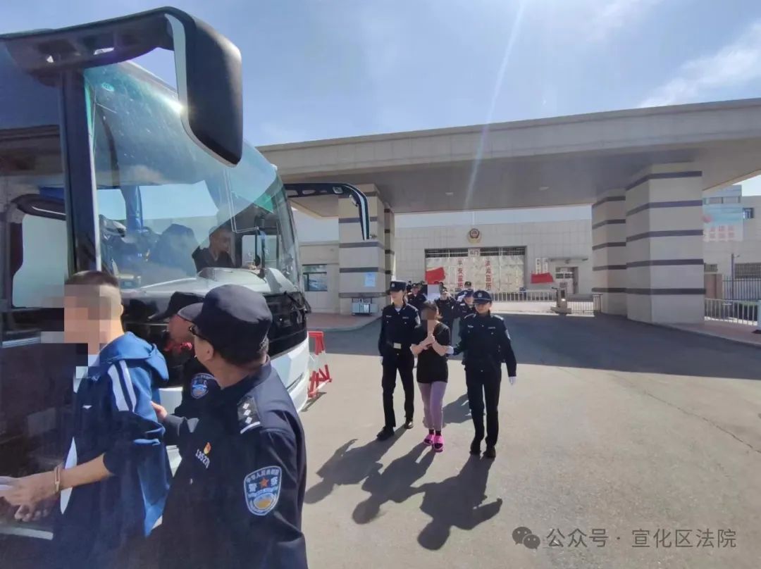宣化区法院司法警察大队圆满完成了张某八人诈骗案庭审保障任务