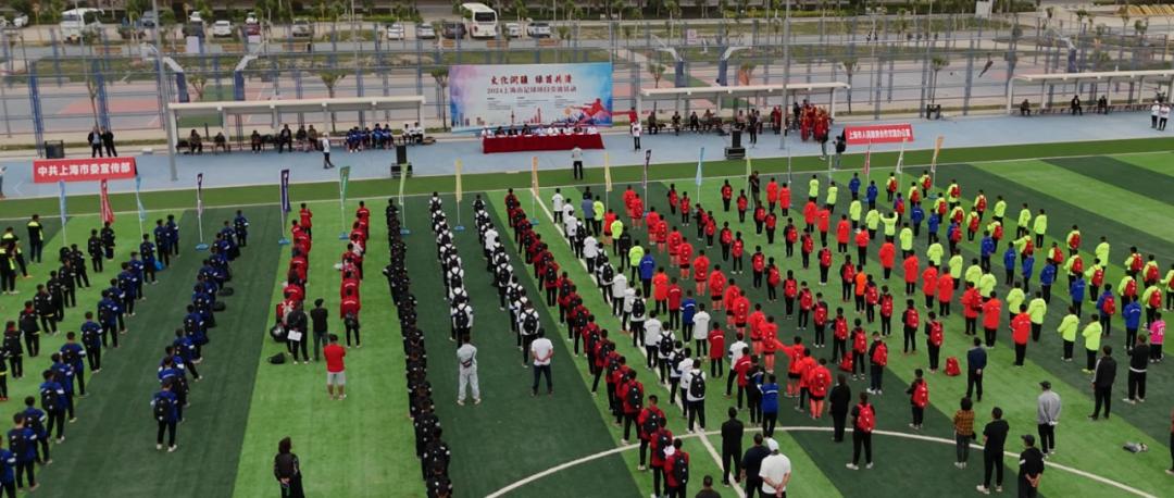 随后,张伍平宣布比赛正式开始,于翔亲自踢出了本次比赛的第一球,象征