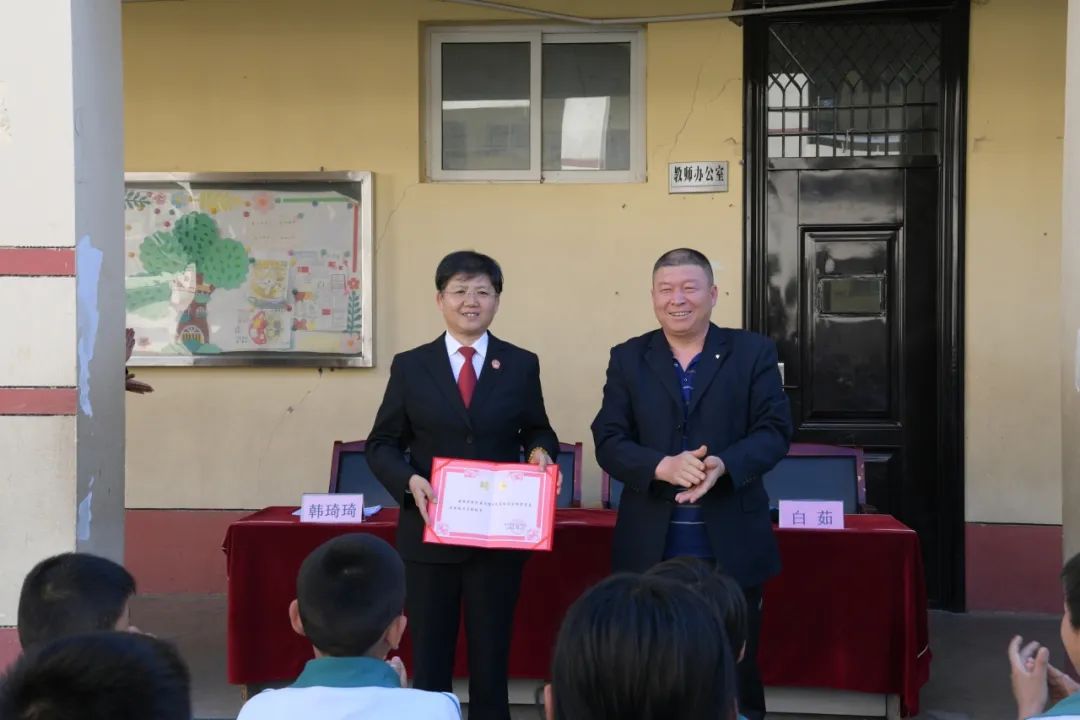 光华中学副校长杨旭东为延长法院四级高级法官杨宏颁发聘书随后,延长