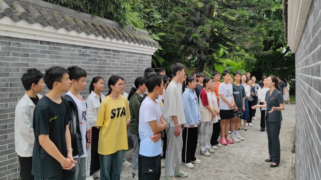 活动中,旧县法庭法官,旧县中学法治副校长李坤为师生们进行全程讲解