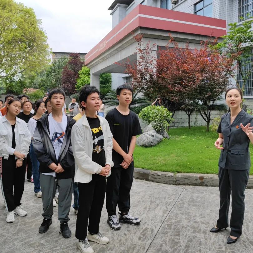 活动中,旧县法庭法官,旧县中学法治副校长李坤为师生们进行全程讲解