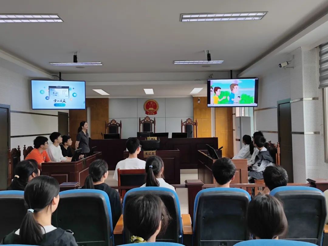 活动中,旧县法庭法官,旧县中学法治副校长李坤为师生们进行全程讲解