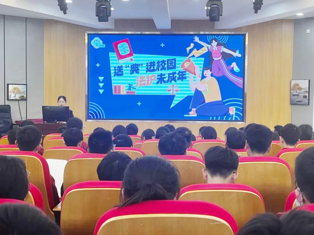 14日,苏州市相城区人民法院渭塘法庭法官助理张芳应邀在相城区法宣办