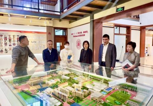 施斌一行实地查看了上海中学校史陈列室以及上中画廊,现场听取了"