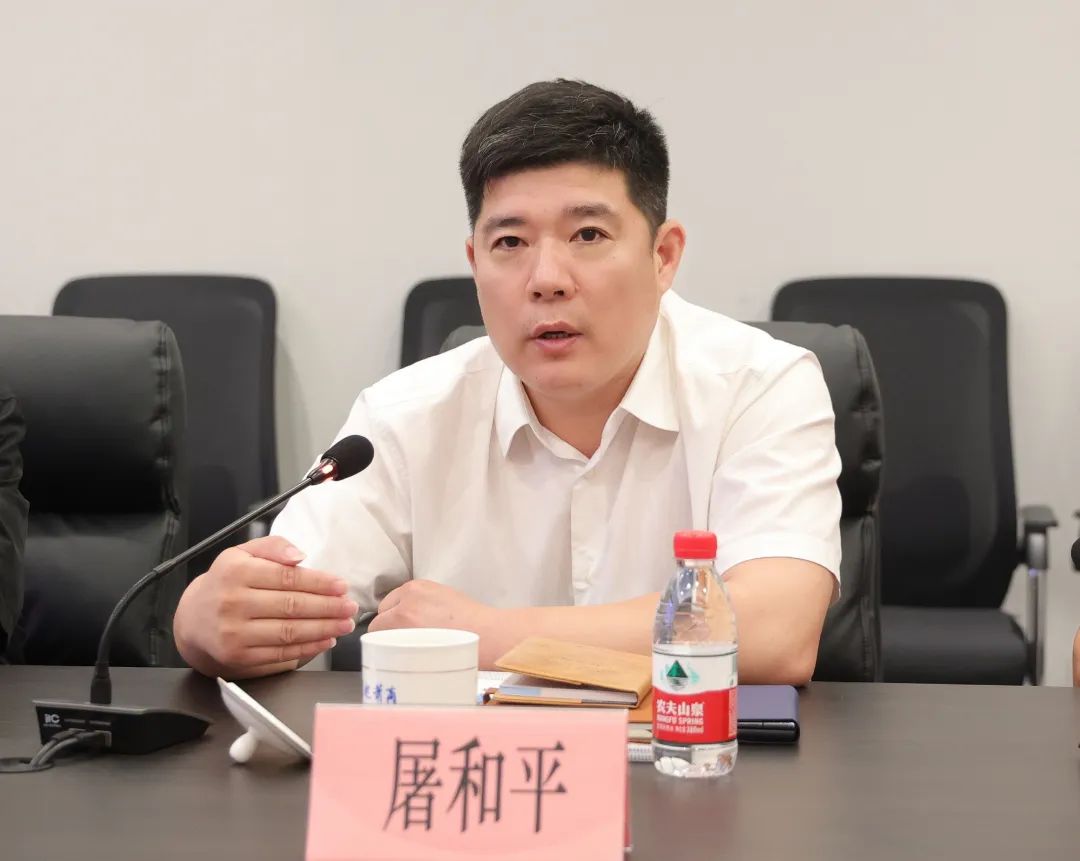 陆峰对工商联界别委员表达了深切关怀与期望.