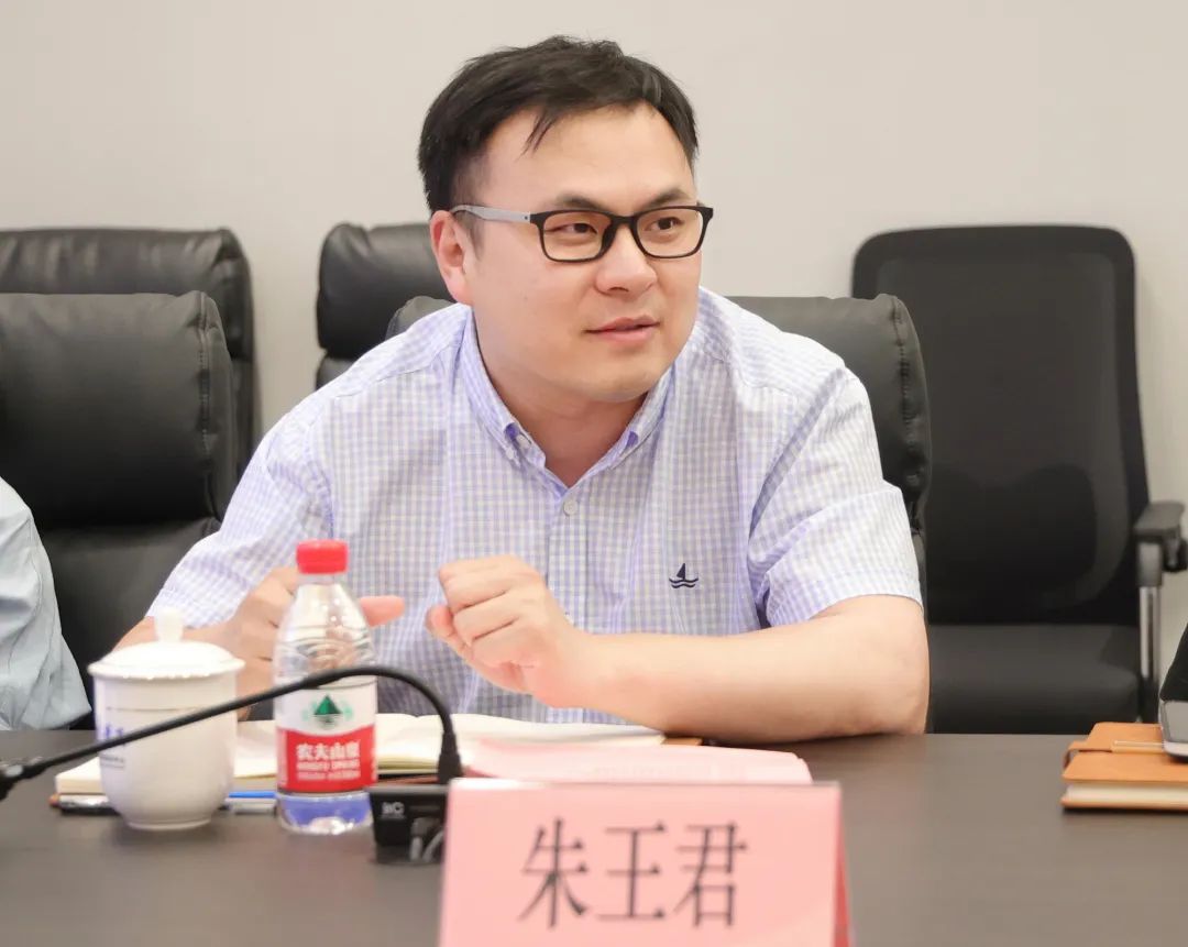 陆峰对工商联界别委员表达了深切关怀与期望.