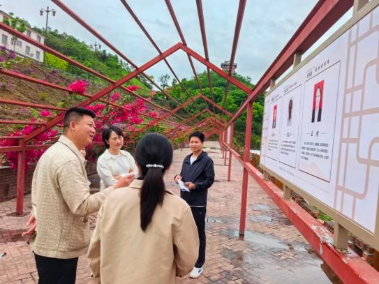4月30日,市政府妇儿工委办副主任李茂竹带队到筠连县筠连镇丰收村