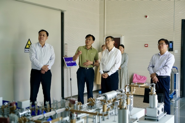 范奇来安徽大学调研 蔡敬民主持座谈会