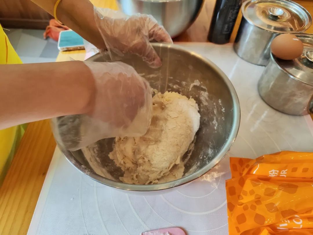 手把手教你做面包!四团生活驿站烘焙课堂开课啦!