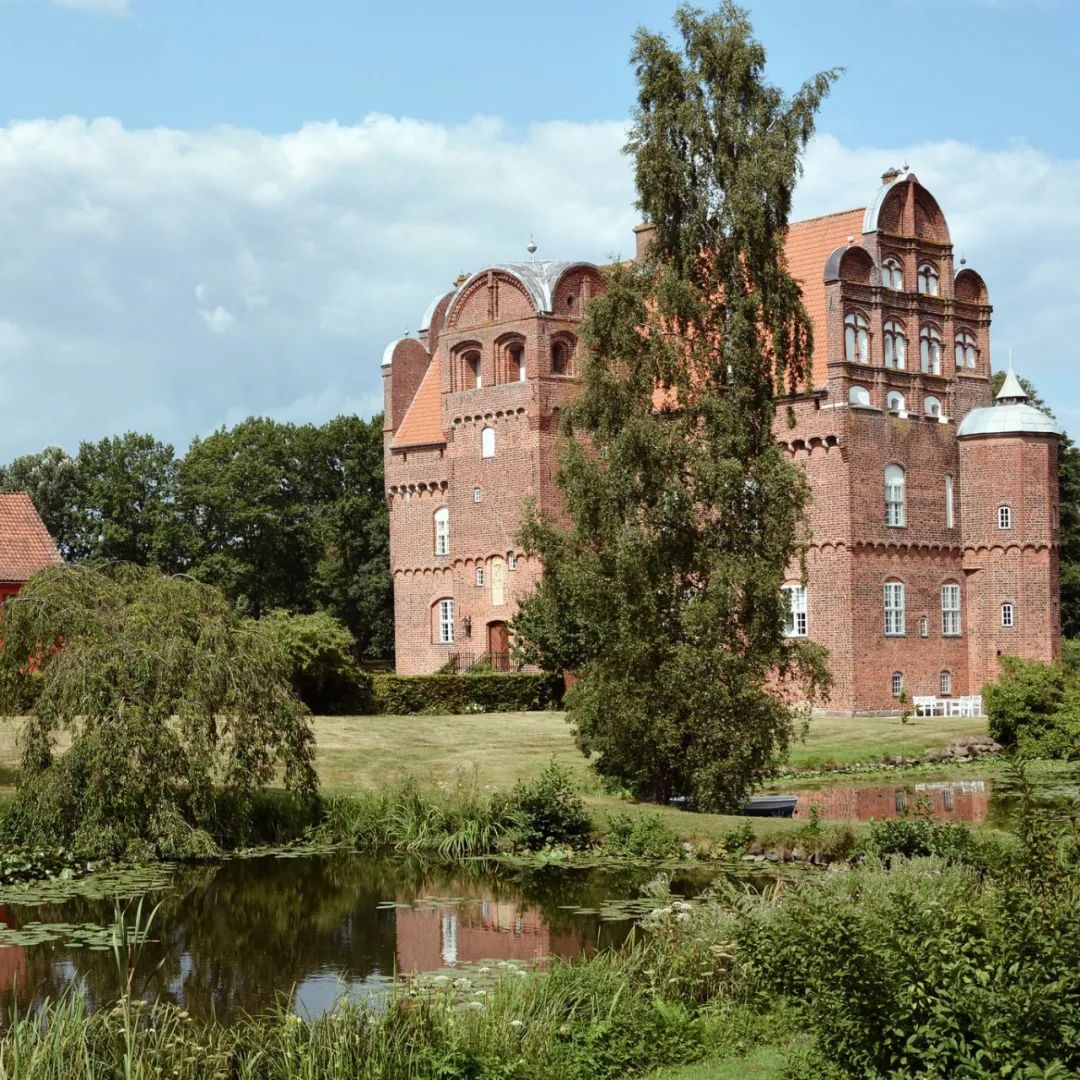 享用丰盛的晚餐,探索有趣的展览,漫步在美丽华贵的城堡花园,photo