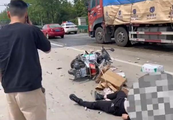 120急救车赶到现场后周波立即和医护人员说明现场情况在进行紧急处理