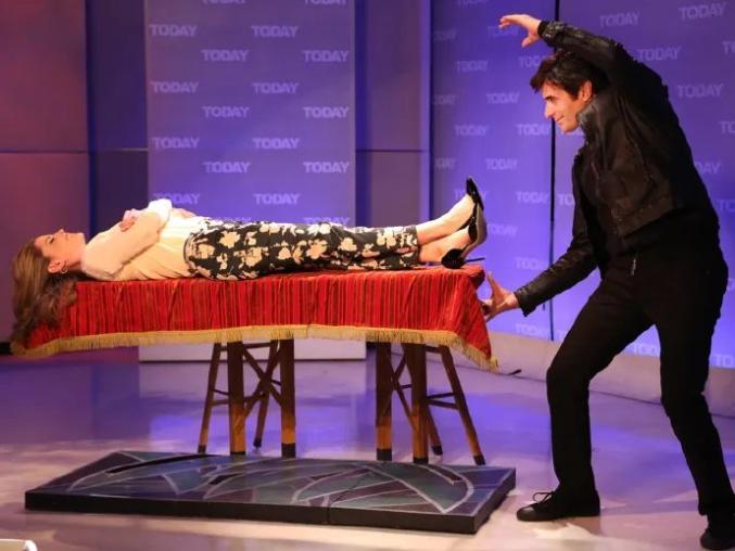 1956年出生的大卫,现年67岁,他被誉为全世界知名度及收入最高的魔术师