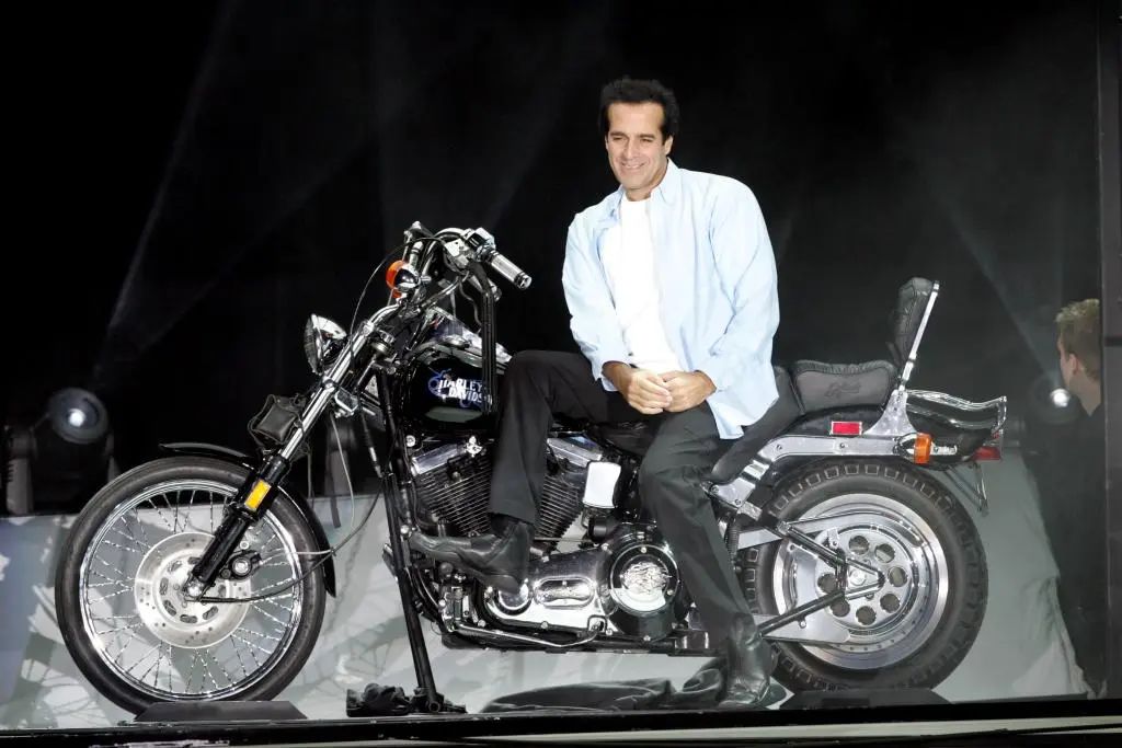 他的魔术以讲故事和幻觉的结合而闻名,40多年的职业生涯为他赢得了11