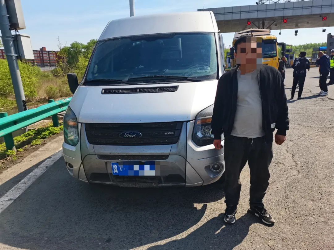 吉林分局:面包车敞车门载货上高速 小鸭"报警"除隐患 | 违法曝光