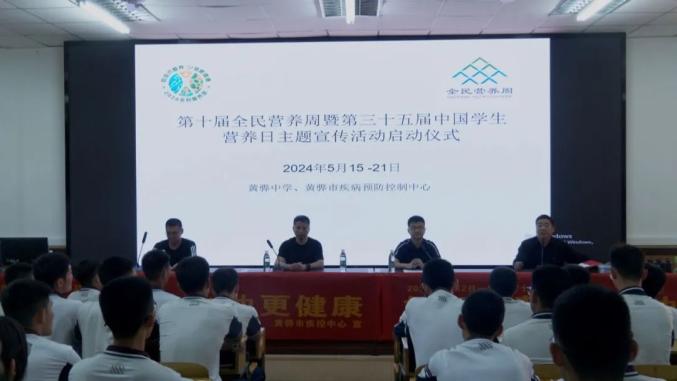 活动中,疾控中心工作人员走进黄骅中学,为学生们带来一堂精彩实用的