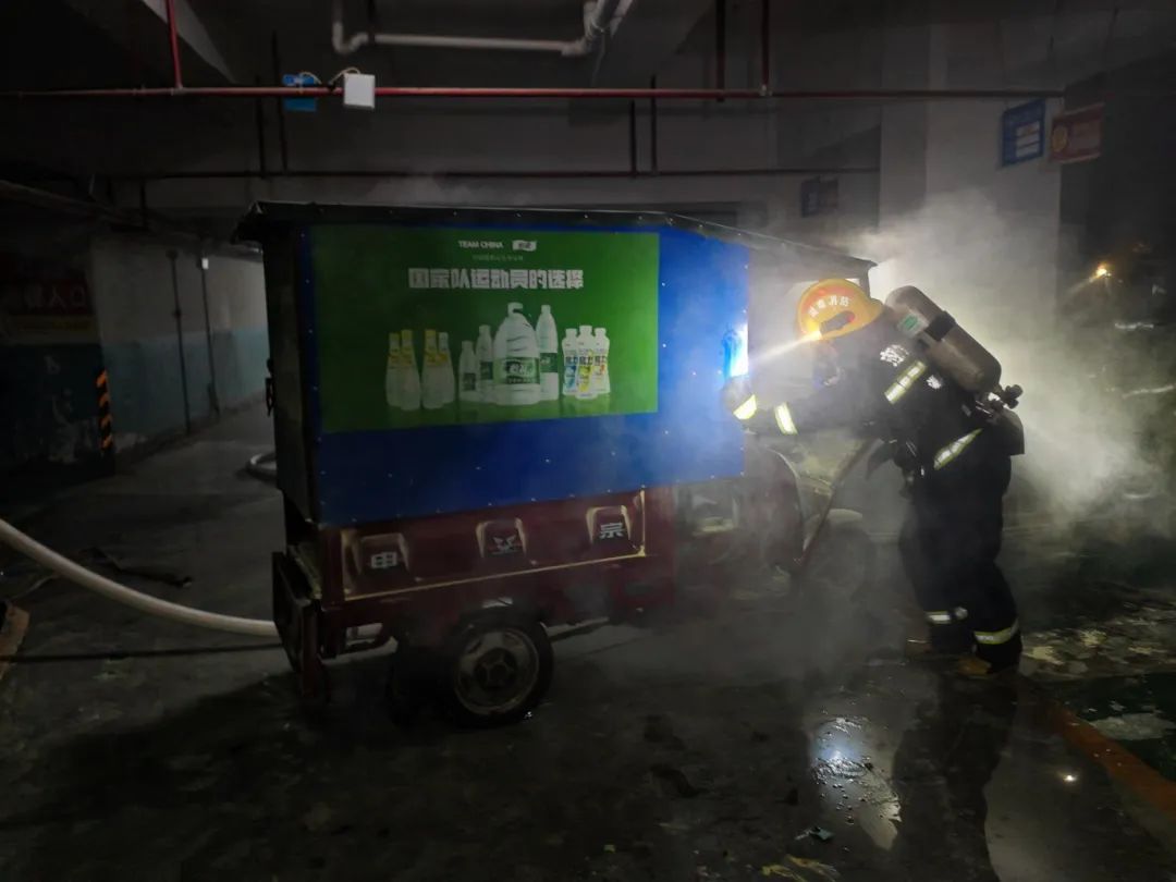 小区车库一辆正在充电的电动车起火!消防迅速救援