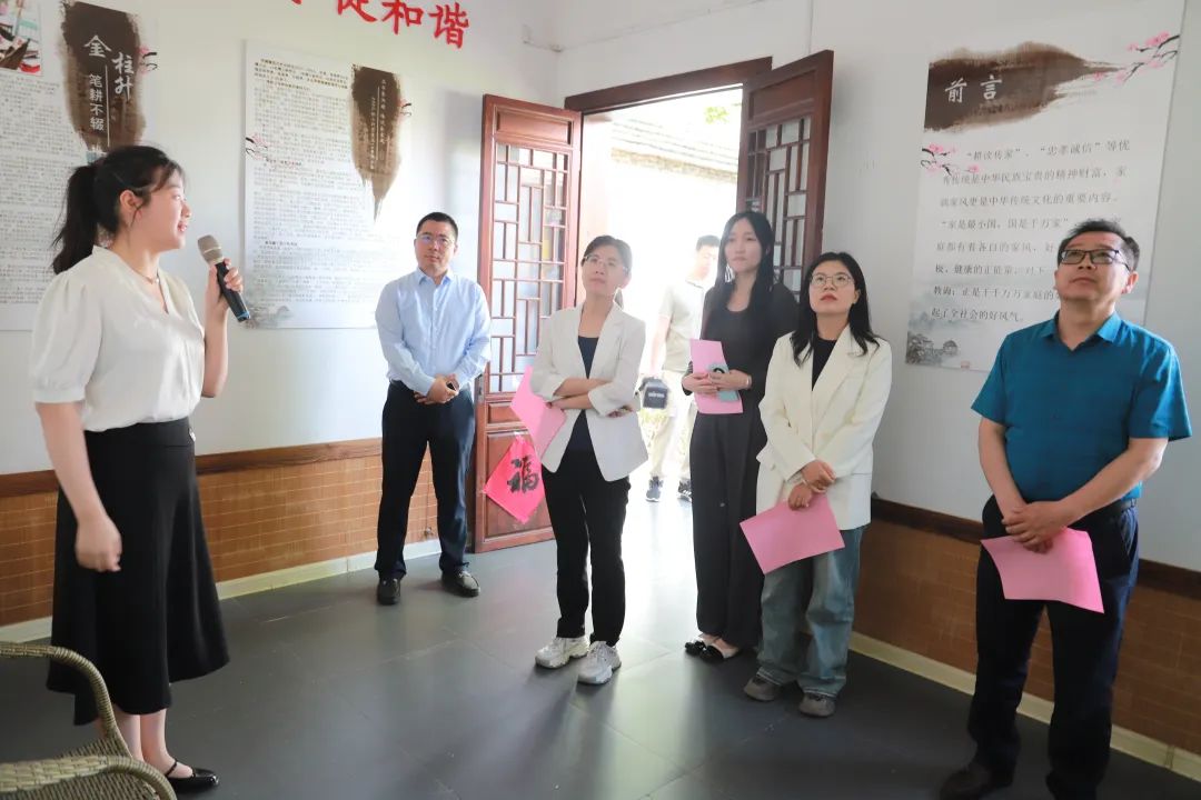 调研组一行实地参观了洪绪镇郝洼村孔子学堂,家风堂,村法治广场,村"三