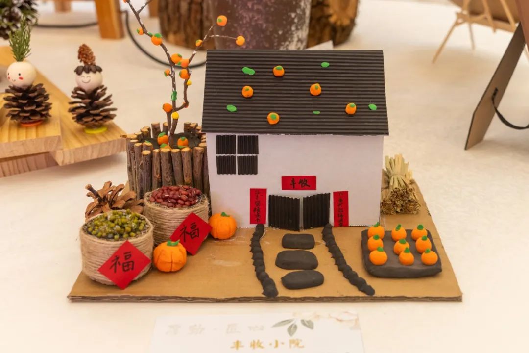 作品"丰收小院"(邓子杰 摄)手工画展示作品(吕旭阳 摄)作品"花海