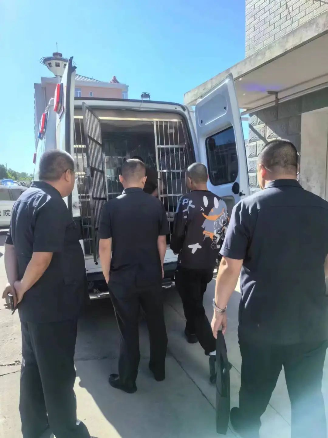 7点20分,全体执行干警集结完毕,在党组成员,副院长侯志强发表动员讲话