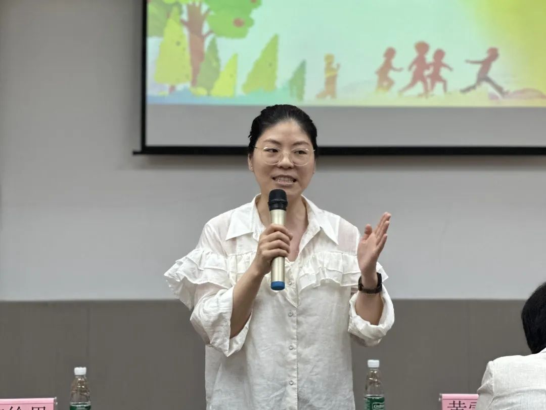 瓯海区牛山实验学校学生工作处(小学部)副主任任艳慧对孩子们的表演