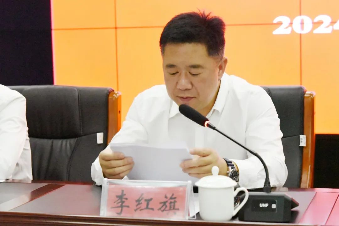 为新任人民陪审员颁发任命证书,在区人大常委会副主任李红旗的监誓下