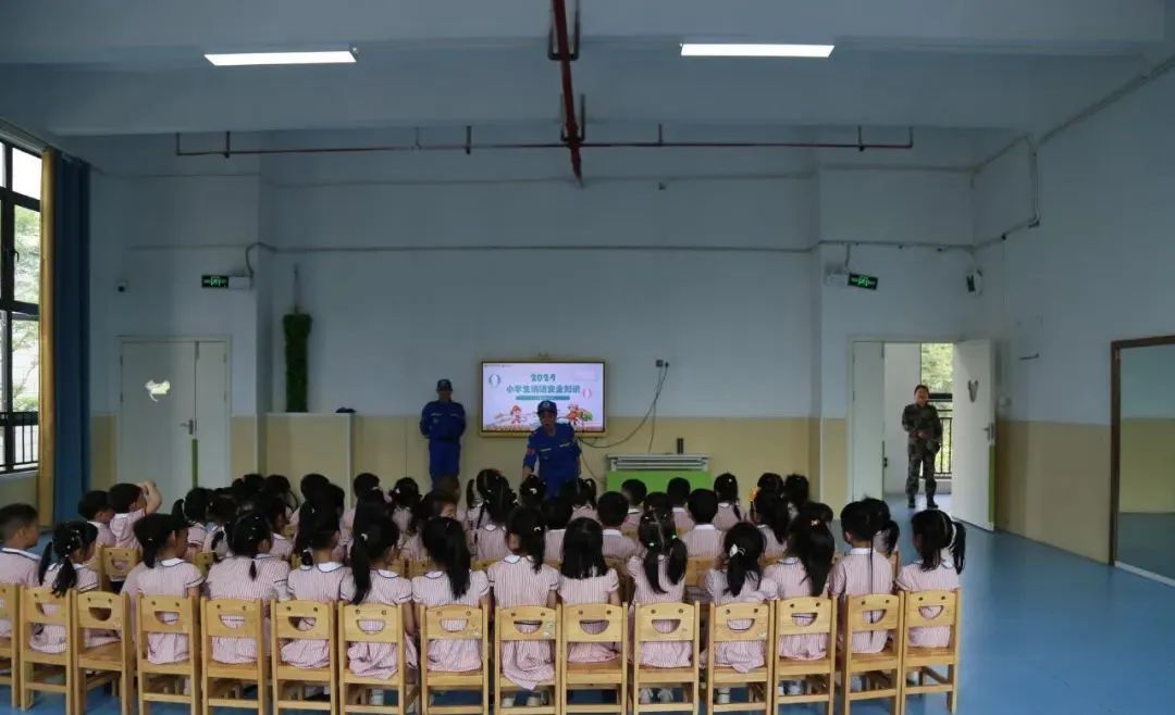 玉山县人防蓝天救援队宣教员和园内教师开展防地震,防火灾,防溺水等