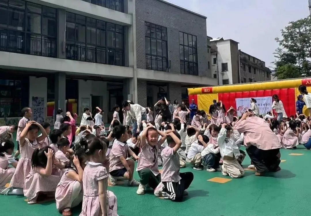 玉山县人防蓝天救援队宣教员和园内教师开展防地震,防火灾,防溺水等