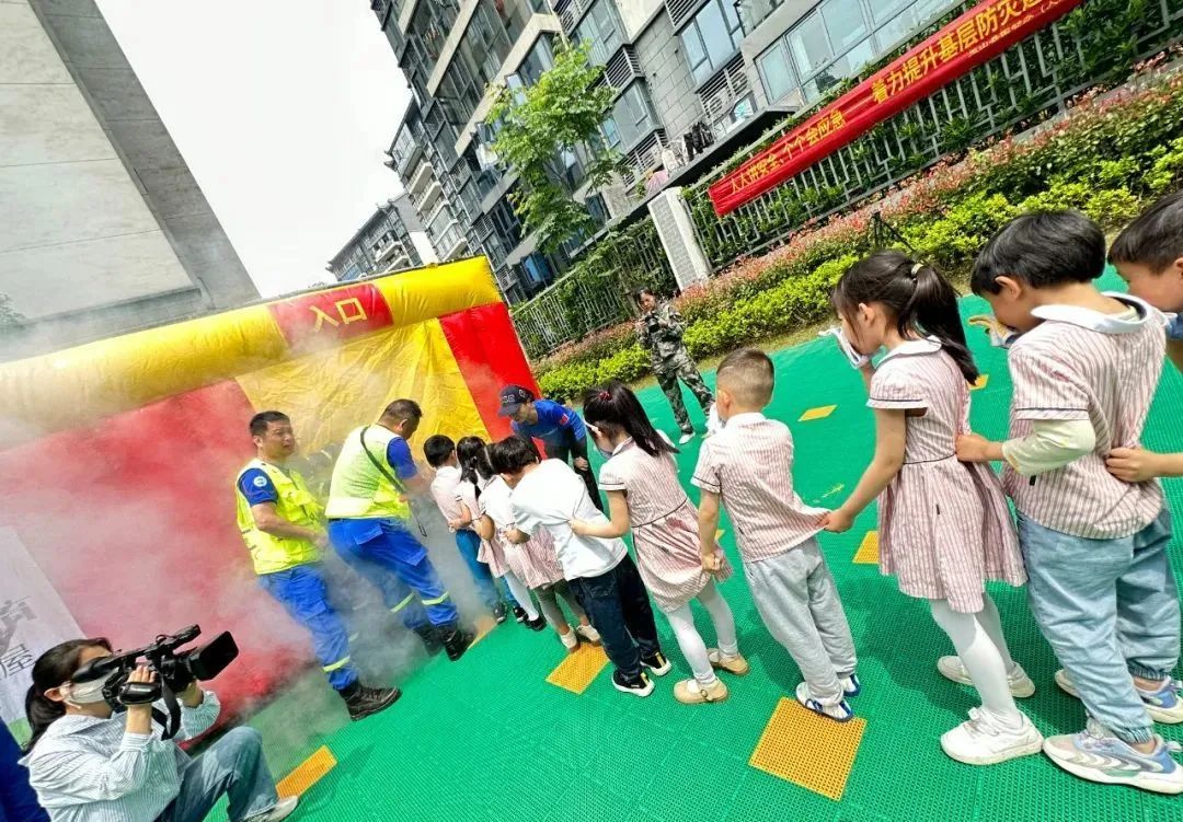 玉山县人防蓝天救援队宣教员和园内教师开展防地震,防火灾,防溺水等